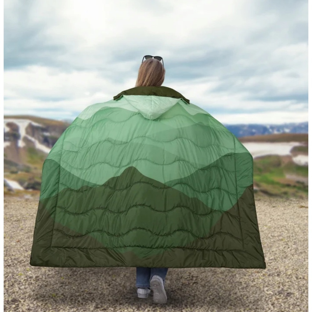 Below Zero Wearable Blanket Green Water Resistant Reverses to Cozy Plush Flannel